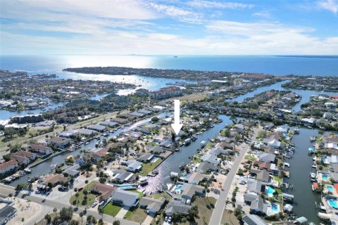 House in Apollo Beach, Florida 3 bedrooms, 196.67 sq.m. № 1652456 - photo 4