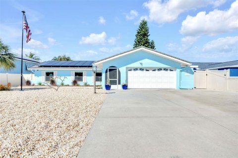House in Apollo Beach, Florida 3 bedrooms, 196.67 sq.m. № 1652456 - photo 2