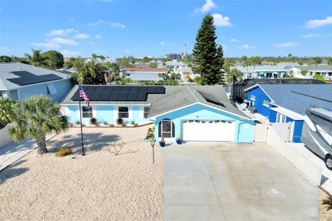 House in Apollo Beach, Florida 3 bedrooms, 196.67 sq.m. № 1652456 - photo 1