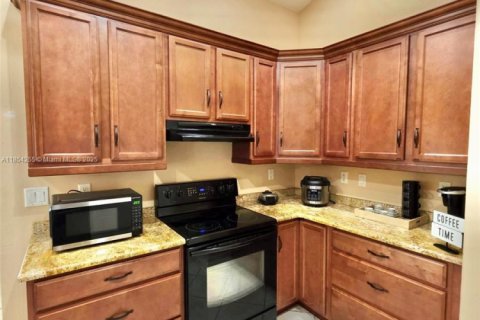 House in Cape Coral, Florida 3 bedrooms № 1877987 - photo 5