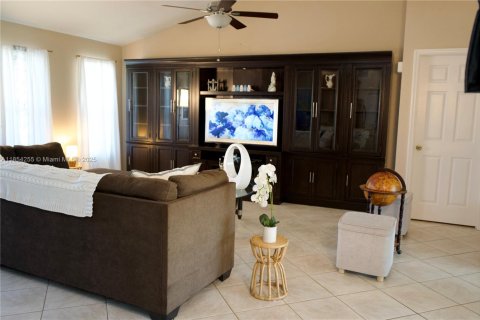 House in Cape Coral, Florida 3 bedrooms № 1877987 - photo 9