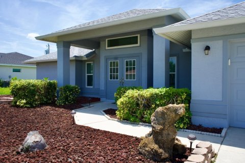 House in Cape Coral, Florida 3 bedrooms № 1877987 - photo 2