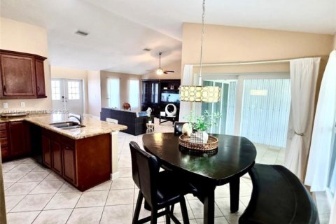 House in Cape Coral, Florida 3 bedrooms № 1877987 - photo 6