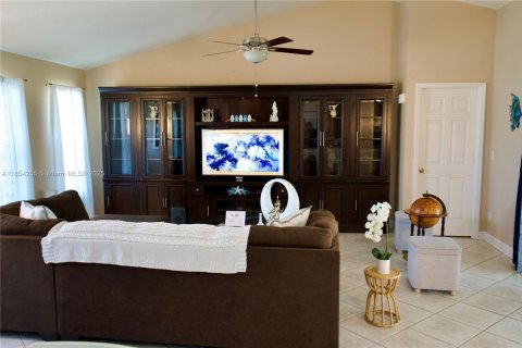 House in Cape Coral, Florida 3 bedrooms № 1877987 - photo 11