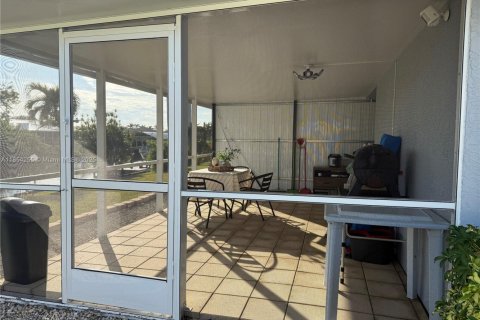 House in Cape Coral, Florida 3 bedrooms № 1877987 - photo 17