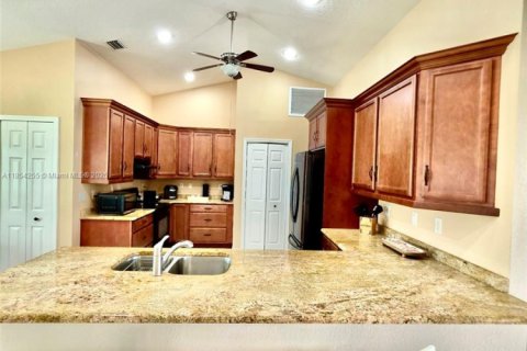 House in Cape Coral, Florida 3 bedrooms № 1877987 - photo 3