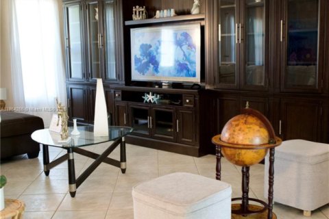 House in Cape Coral, Florida 3 bedrooms № 1877987 - photo 10