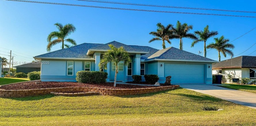 House in Cape Coral, Florida 3 bedrooms № 1877987
