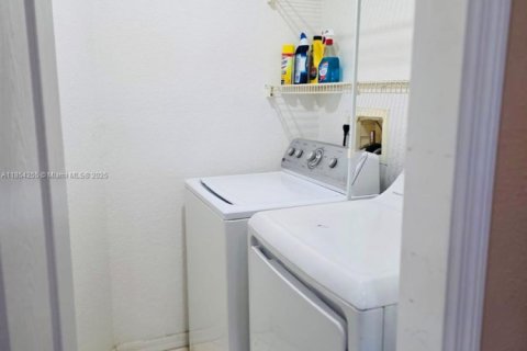 House in Cape Coral, Florida 3 bedrooms № 1877987 - photo 8