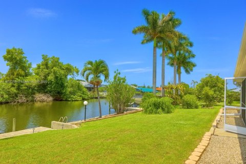 House in Cape Coral, Florida 3 bedrooms № 1877987 - photo 30