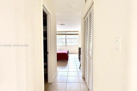 Condo in Miami, Florida, 1 bedroom № 2081023 - photo 16
