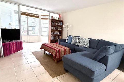 Condo in Miami, Florida, 1 bedroom № 2081023 - photo 10