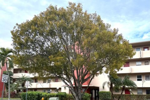 Condo in Miami, Florida, 1 bedroom № 2081023 - photo 25