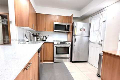 Condo in Miami, Florida, 1 bedroom № 2081023 - photo 2