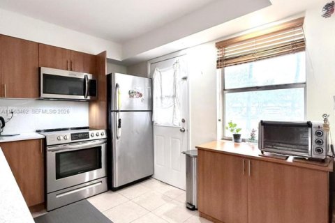 Condo in Miami, Florida, 1 bedroom № 2081023 - photo 8