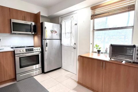 Condo in Miami, Florida, 1 bedroom № 2081023 - photo 4