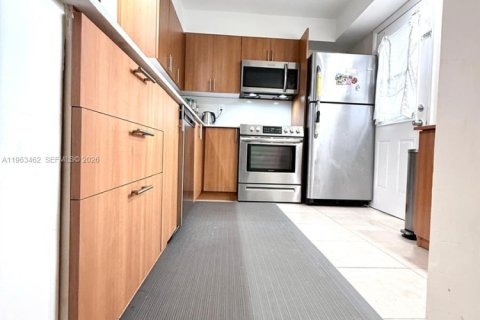 Condo in Miami, Florida, 1 bedroom № 2081023 - photo 3