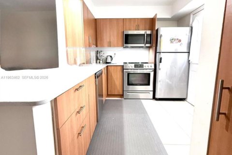 Condo in Miami, Florida, 1 bedroom № 2081023 - photo 6