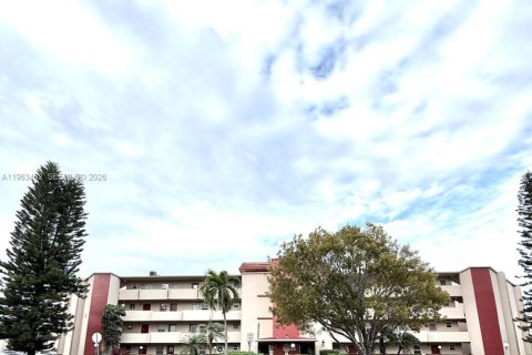 Condo in Miami, Florida, 1 bedroom № 2081023 - photo 26