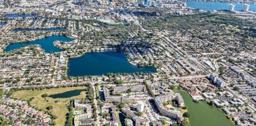 Condo in Miami, Florida, 1 bedroom № 2081023