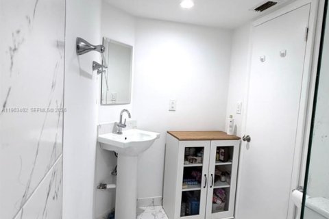 Condo in Miami, Florida, 1 bedroom № 2081023 - photo 21