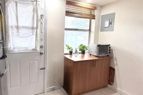 Condo in Miami, Florida, 1 bedroom № 2081023 - photo 7