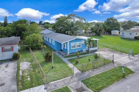 Casa en venta en Fort Lauderdale, Florida, 4 dormitorios, 107.95 m2 № 1967082 - foto 2