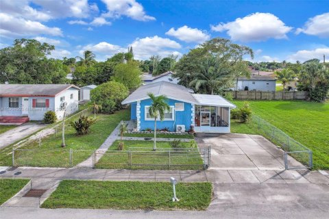 Casa en venta en Fort Lauderdale, Florida, 4 dormitorios, 107.95 m2 № 1967082 - foto 3