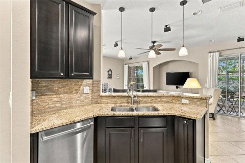 Townhouse in Tampa, Florida 3 bedrooms, 164.99 sq.m. № 2420632 - photo 8