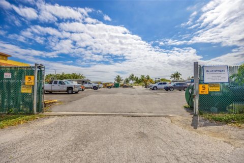 Commercial property in Kendall, Florida № 1867497 - photo 2