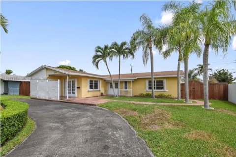 Villa ou maison à Cutler Bay, Floride 4 chambres, 185.06 m2 № 2000191