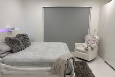 Casa en venta en Hialeah, Florida, 3 dormitorios, 164.34 m2 № 1982276 - foto 14