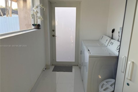 Casa en venta en Hialeah, Florida, 3 dormitorios, 164.34 m2 № 1982276 - foto 26