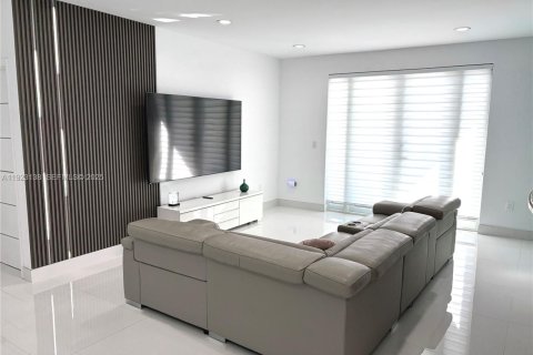 Casa en venta en Hialeah, Florida, 3 dormitorios, 164.34 m2 № 1982276 - foto 6