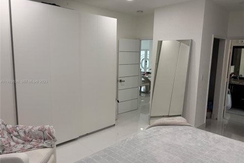 Casa en venta en Hialeah, Florida, 3 dormitorios, 164.34 m2 № 1982276 - foto 13