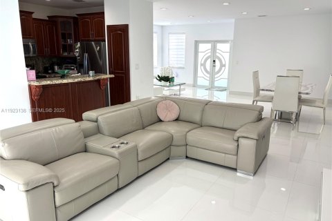 Casa en venta en Hialeah, Florida, 3 dormitorios, 164.34 m2 № 1982276 - foto 7