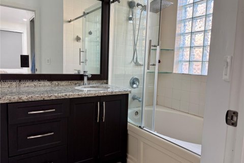 Casa en venta en Hialeah, Florida, 3 dormitorios, 164.34 m2 № 1982276 - foto 16