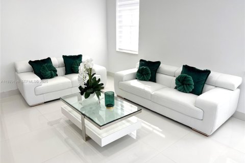 Casa en venta en Hialeah, Florida, 3 dormitorios, 164.34 m2 № 1982276 - foto 3