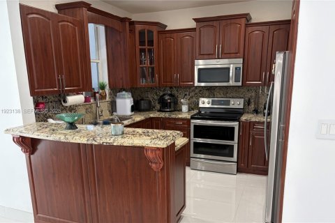 Casa en venta en Hialeah, Florida, 3 dormitorios, 164.34 m2 № 1982276 - foto 9