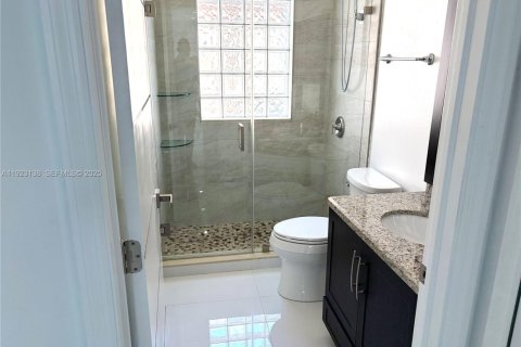 Casa en venta en Hialeah, Florida, 3 dormitorios, 164.34 m2 № 1982276 - foto 12