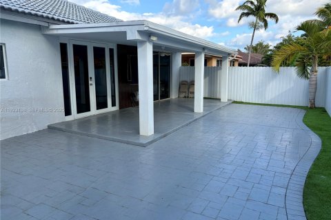 Casa en venta en Hialeah, Florida, 3 dormitorios, 164.34 m2 № 1982276 - foto 19