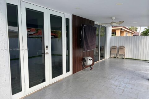 Casa en venta en Hialeah, Florida, 3 dormitorios, 164.34 m2 № 1982276 - foto 17