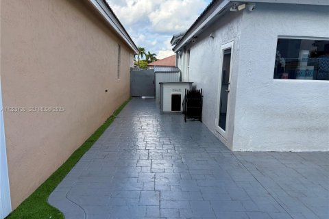Casa en venta en Hialeah, Florida, 3 dormitorios, 164.34 m2 № 1982276 - foto 21