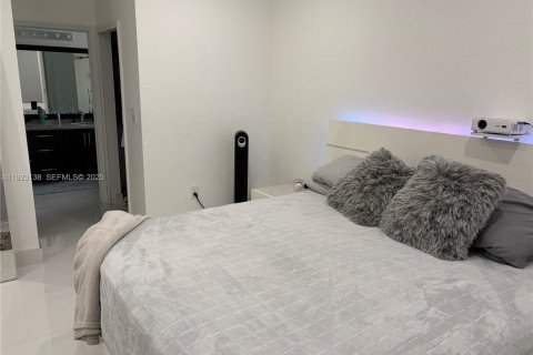 Casa en venta en Hialeah, Florida, 3 dormitorios, 164.34 m2 № 1982276 - foto 15