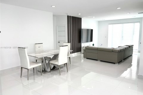 Casa en venta en Hialeah, Florida, 3 dormitorios, 164.34 m2 № 1982276 - foto 4