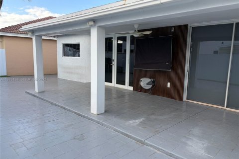 Casa en venta en Hialeah, Florida, 3 dormitorios, 164.34 m2 № 1982276 - foto 22