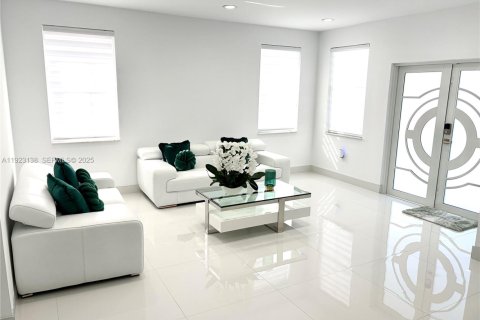 Casa en venta en Hialeah, Florida, 3 dormitorios, 164.34 m2 № 1982276 - foto 2