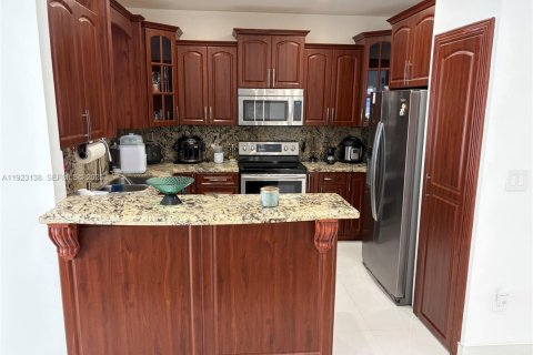 Casa en venta en Hialeah, Florida, 3 dormitorios, 164.34 m2 № 1982276 - foto 8