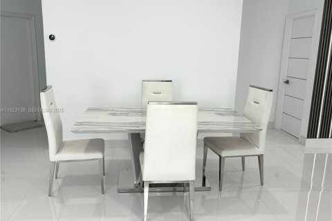Casa en venta en Hialeah, Florida, 3 dormitorios, 164.34 m2 № 1982276 - foto 5