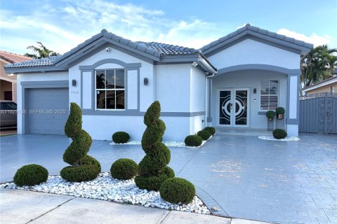 Casa en venta en Hialeah, Florida, 3 dormitorios, 164.34 m2 № 1982276 - foto 1